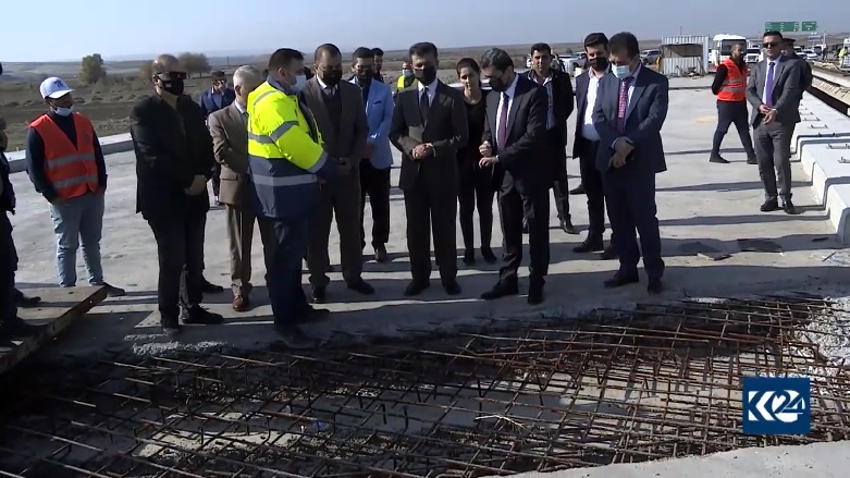 وزیر آبادانی و مسکن در حال نظارت بر یکی از پروژه‌های راه‌سازی